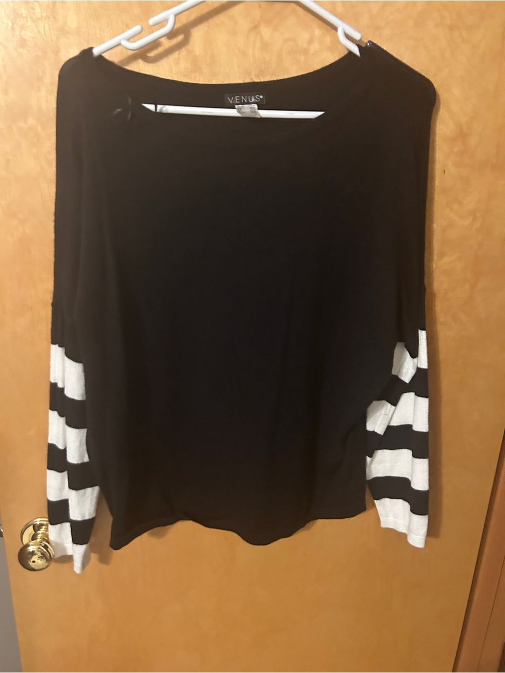 VENUS Black Top with White Striped Sleeves med